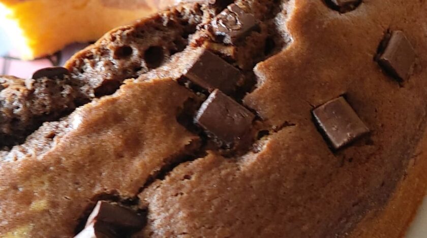 ciambellone panna e cioccolato con pepite di cioccolato in superficie